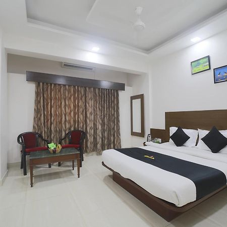 Saish Hotel Ширди Экстерьер фото