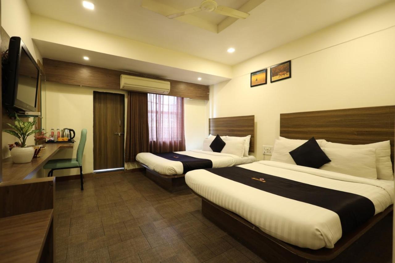 Saish Hotel Ширди Экстерьер фото