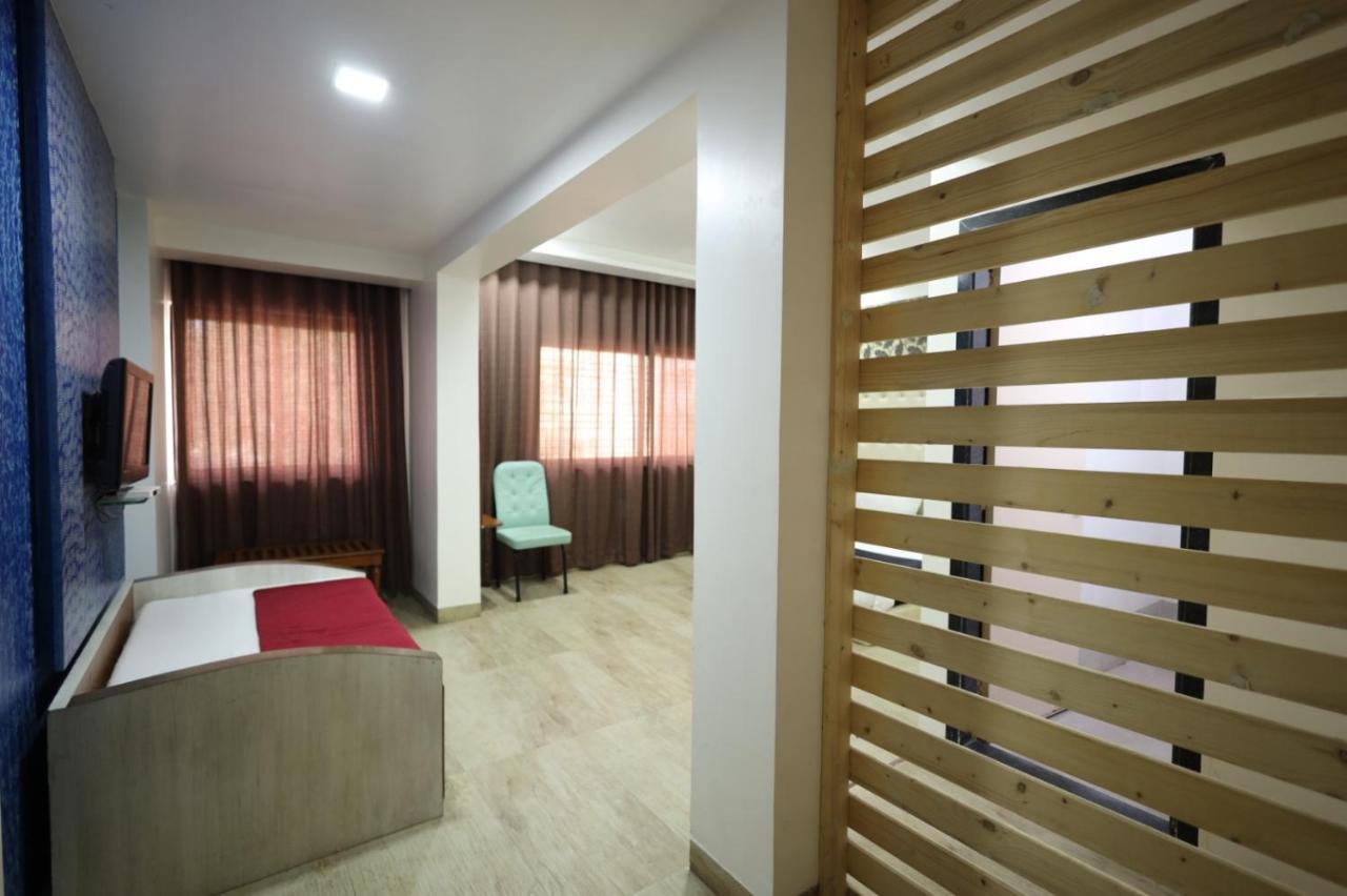 Saish Hotel Ширди Экстерьер фото