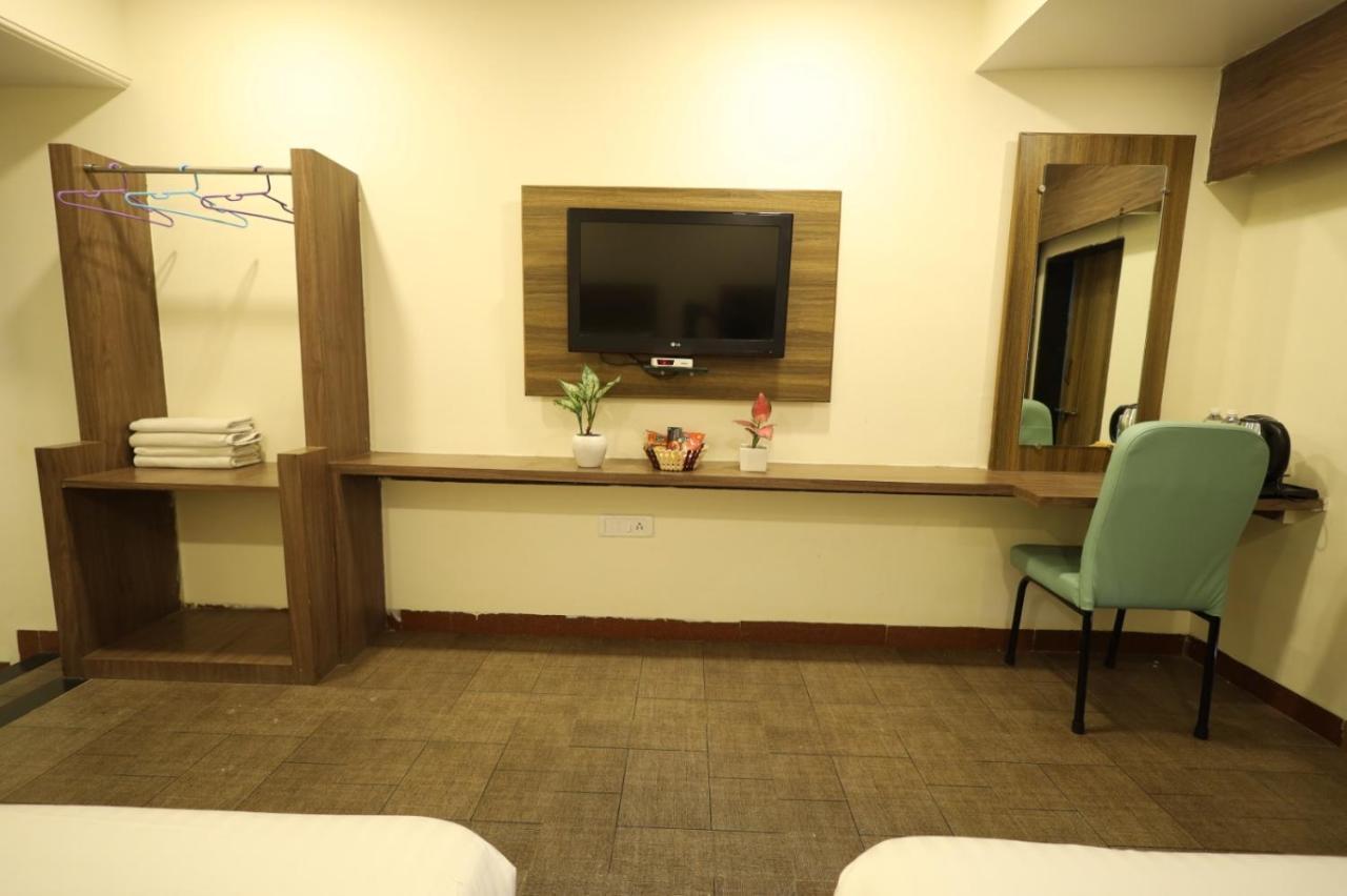 Saish Hotel Ширди Экстерьер фото