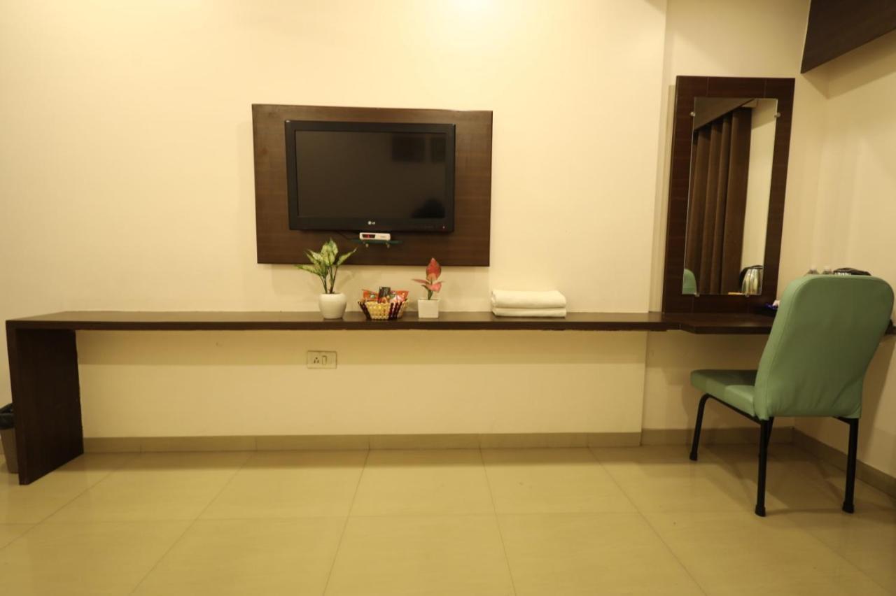 Saish Hotel Ширди Экстерьер фото