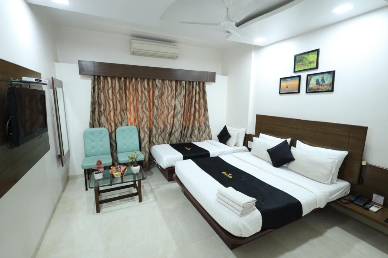 Saish Hotel Ширди Экстерьер фото