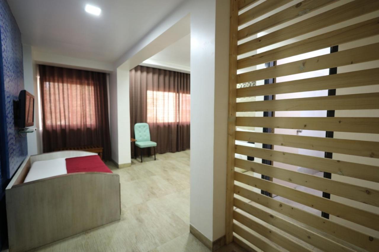 Saish Hotel Ширди Экстерьер фото