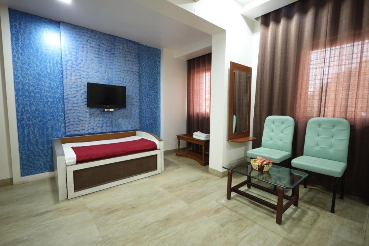 Saish Hotel Ширди Экстерьер фото