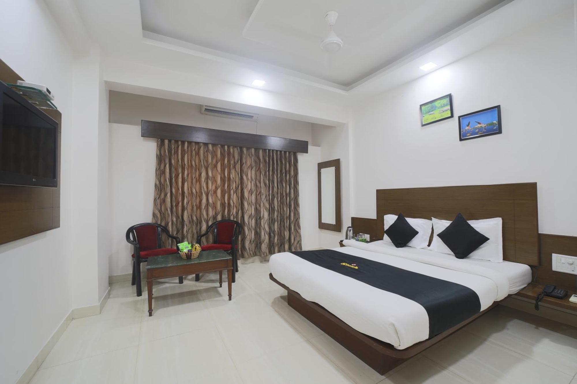 Saish Hotel Ширди Экстерьер фото