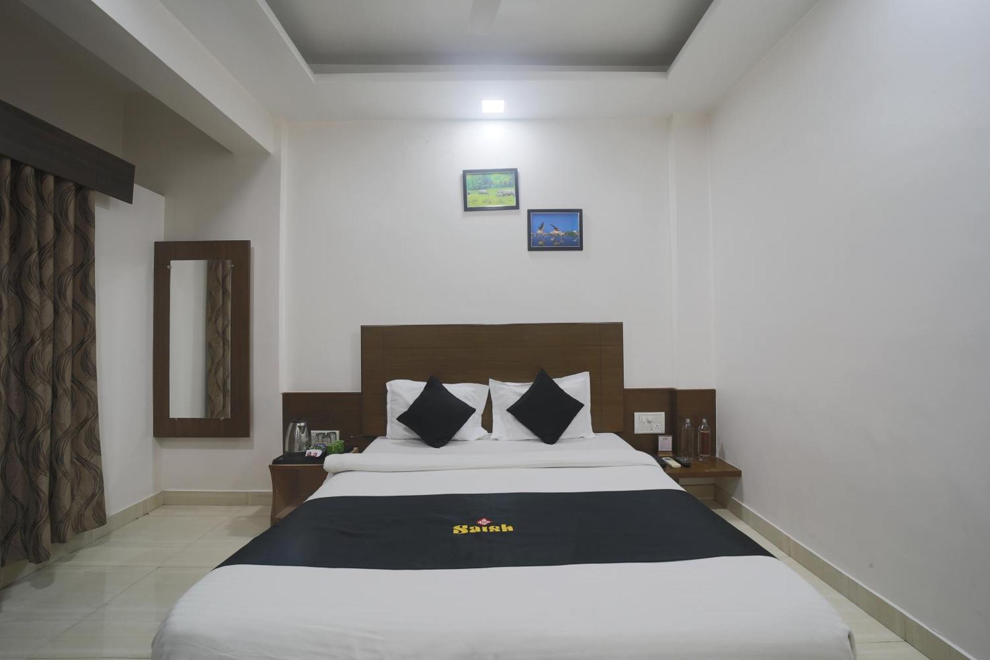 Saish Hotel Ширди Экстерьер фото